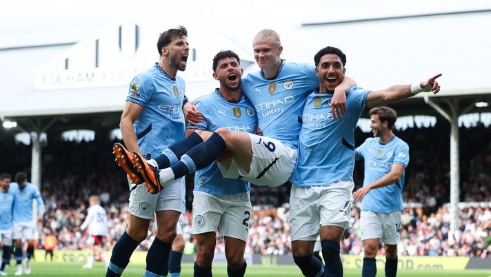 LONDON, ENGLAND - MAY 25: Erling Haaland of Manchester City celebrates scoring his team's second goal from the penalty spot with teammates Ruben Dias, Matheus Nunes and Omar Marmoush during the Premier League match between Fulham FC and Manchester City FC at Craven Cottage on May 25, 2025 in London, England. (Photo by Alex Davidson/Getty Images) Manchester City Al-Hilal dove vedere
