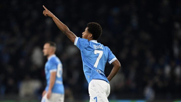 NAPLES, ITALY - NOVEMBER 22: David Neres of SSC Napoli celebrates after scoring his side first goal during the Serie A match between SSC Napoli and Atalanta BC at Stadio Diego Armando Maradona on November 22, 2025 in Naples, Italy. (Photo by Francesco Pecoraro/Getty Images) Napoli, è il momento di Neres: voto alto da Gazzetta. Tre 7 nella formazione di Conte - immagine 1