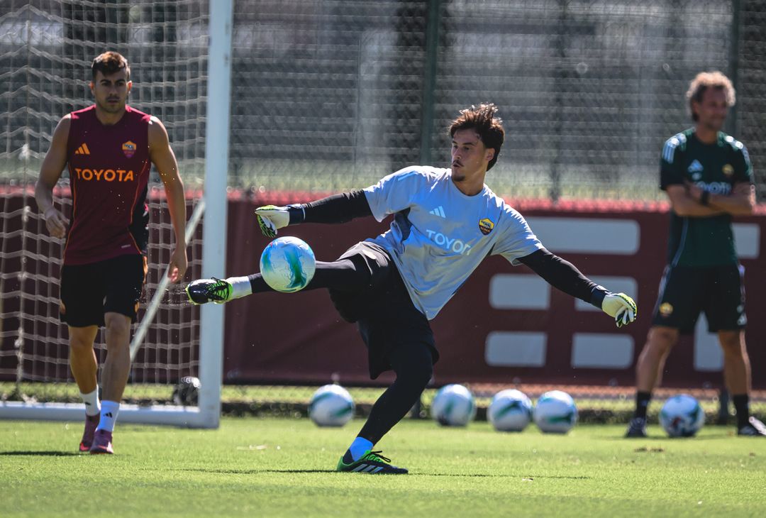 Trigoria, l’allenamento a due giorni dal derby: presenti Massara e Ranieri – FOTO GALLERY - immagine 19