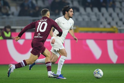 TURIN, ITALY - MARCH 01: Matteo Cancellieri of SS Lazio compete for the ball with Nikola Vlasic of Torino FC during the Serie A match between Torino FC and SS Lazio at Stadio Olimpico di Torino on March 01, 2026 in Turin, Italy. (Photo by Marco Rosi - SS Lazio/Getty Images) Torino, cambia il tecnico ma non Vlasic: il granata si conferma centrale- immagine 3