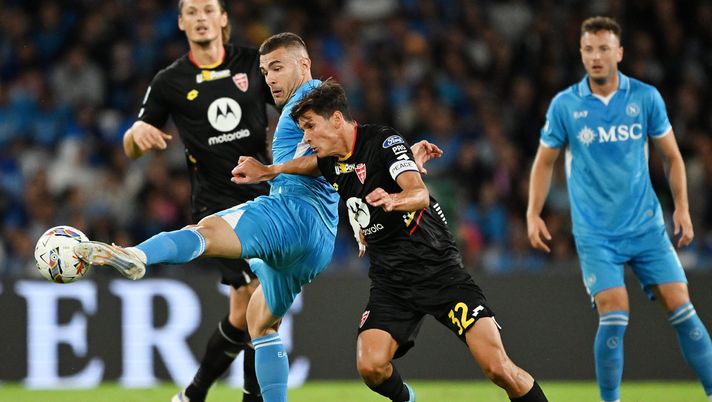 NAPLES, ITALY - SEPTEMBER 29: Alessandro Buongiorno of SSC Napoli battles for possession with Matteo Pessina of Monza during the Serie A match between Napoli and Monza at Stadio Diego Armando Maradona on September 29, 2024 in Naples, Italy. (Photo by Francesco Pecoraro/Getty Images) Buongiorno, continua la striscia vincente in una particolare classifica: il dato - immagine 1