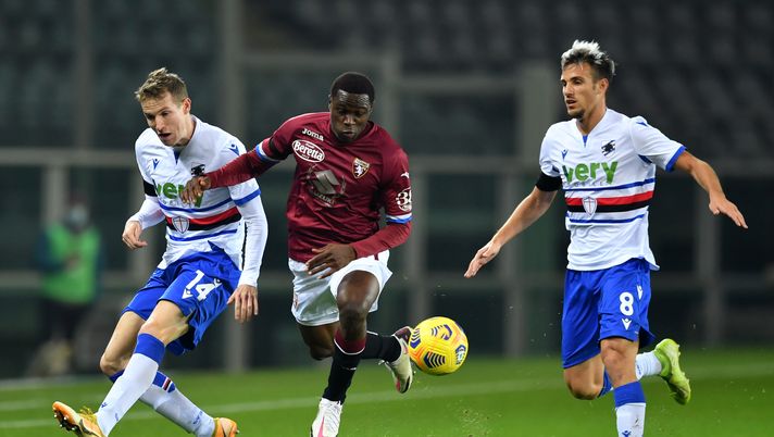 TURIN, ITALY - NOVEMBER 30: Wilfried Singo of Torino F.C. (center) battles for possession with Jakub Jankto of U.C. Sampdoria and Valerio Verre of U.C. Sampdoria during the Serie A match between Torino FC and UC Sampdoria at Stadio Olimpico di Torino on November 30, 2020 in Turin, Italy. Sporting stadiums around Italy remain under strict restrictions due to the Coronavirus Pandemic as Government social distancing laws prohibit fans inside venues resulting in games being played behind closed doors. (Photo by Valerio Pennicino/Getty Images) Tuttosport: “Singo ascesa senza fine nel campionato dei rimpianti” - immagine 1