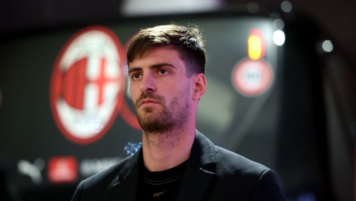 MILAN, ITALY - MARCH 02: Matteo Gabbia of Milan arrives at the stadium prior the Serie A match between AC Milan and SS Lazio at Stadio Giuseppe Meazza on March 02, 2025 in Milan, Italy. (Photo by Claudio Villa/AC Milan via Getty Images)  milan-como-dichiarazioni-gabbia-intervista-sky-dazn-gazzetta-diretta-live-news