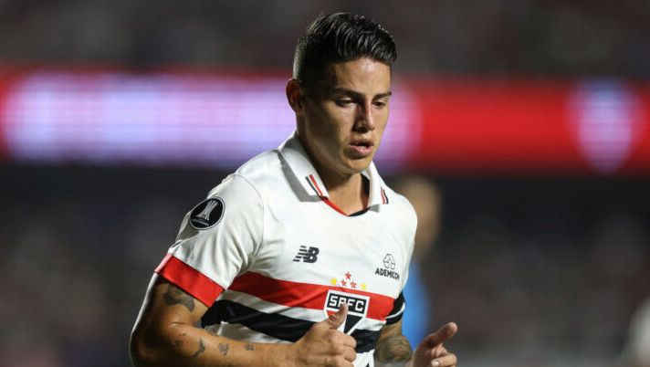 SAO PAULO, BRAZIL - APRIL 10: James Rodriguez of Sao Paulo runs during a Group B match between Sao Paulo and Cobresal as part of Copa CONMEBOL Libertadores 2024 at MorumBIS on April 10, 2024 in Sao Paulo, Brazil. (Photo by Alexandre Schneider/Getty Images) Il ds della Lazio risponde su James Rodriguez: “Vedremo, intanto prima…” - immagine 1