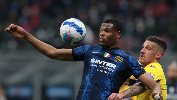 MILAN, ITALY - MARCH 19: Denzel Dumfries of FC Internazionale battles for the ball with Cristiano Biraghi of ACF Fiorentina during the Serie A match between FC Internazionale and ACF Fiorentina at Stadio Giuseppe Meazza on March 19, 2022 in Milan, Italy. (Photo by Emilio Andreoli - Inter/Inter via Getty Images) Dumfries come Kean? Spunta la clausola. Ecco a quanto ammonta e quando scade - immagine 1