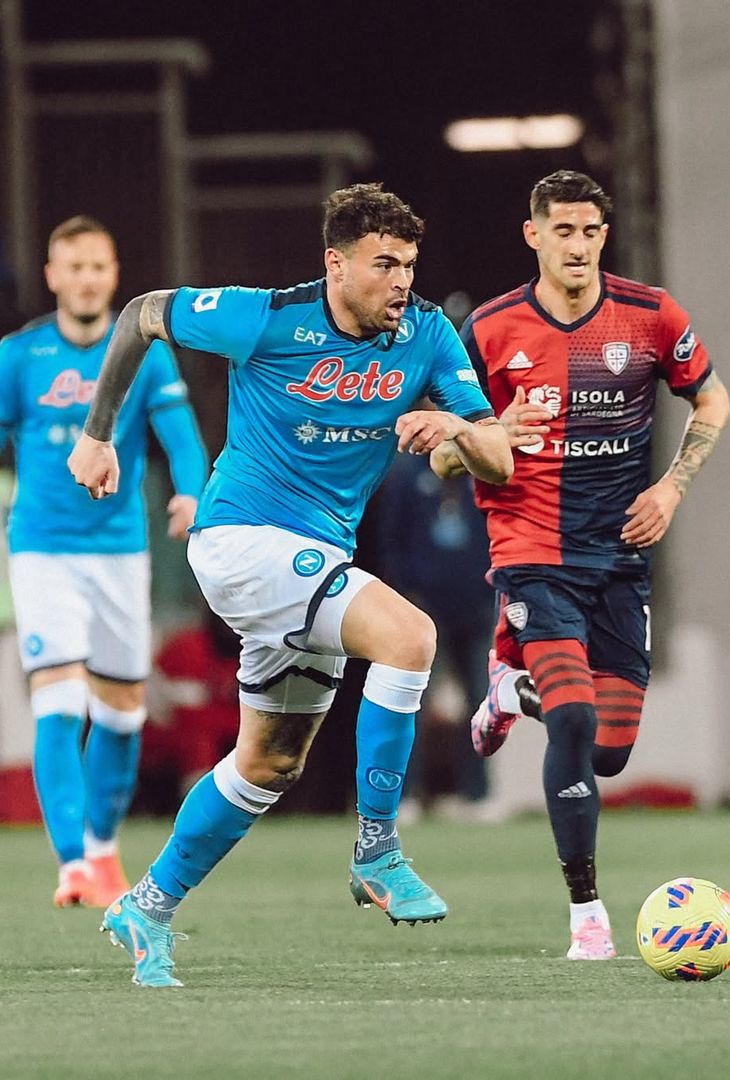 Poco più di 24 ore separano Cagliari-Napoli dal suo fischio d'inizio. Valevole per la 30ª giornata di Serie A, la gara andrà in scena domani, venerdì 20 marzo, alle 18:30. Nel frattempo, per smorzare l'attesa, l'account Instagram della società partenopea ha pubblicato un post composto da undici fotografie, una per ogni battaglia che ha avuto per protagoniste, sotto i riflettori dell'Unipol Domus (e ancor prima dello stadio Sant'Elia), la compagine sarda e quella partenopea. Un viaggio che parte dalla stagione 2010/11 e si conclude con quella più recente più recente, ossia la 2024/25.