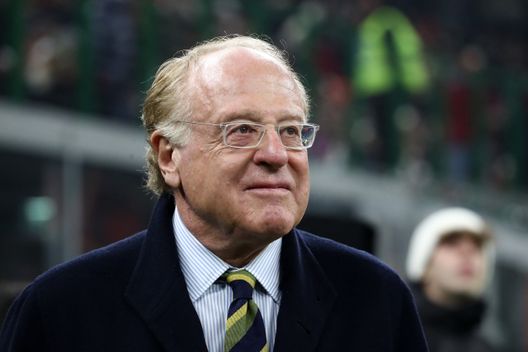 MILANO, ITALIA - 14 GENNAIO: Paolo Scaroni, Presidente dell'AC Milan, osserva la partita di Serie A TIM tra l'AC Milan e l'AS Roma - Serie A TIM allo Stadio Giuseppe Meazza il 14 gennaio 2024 a Milano, Italia. (Foto di Marco Luzzani/Getty Image) inter-milan-serie-a-scaroni