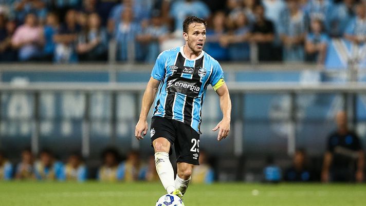 PORTO ALEGRE, BRAZIL - DECEMBER 2: Arthur Melo of Gremio controls the ball during the match between Gremio and Fluminense as part of Brasileirao 2025 at Arena do Gremio on December 2, 2025 in Porto Alegre, Brazil. (Photo by Pedro H. Tesch/Getty Images) Arthur: “Rinato al Gremio dopo tanto tempo. Spalletti, se fossi io il tuo Pizarro?” - immagine 1