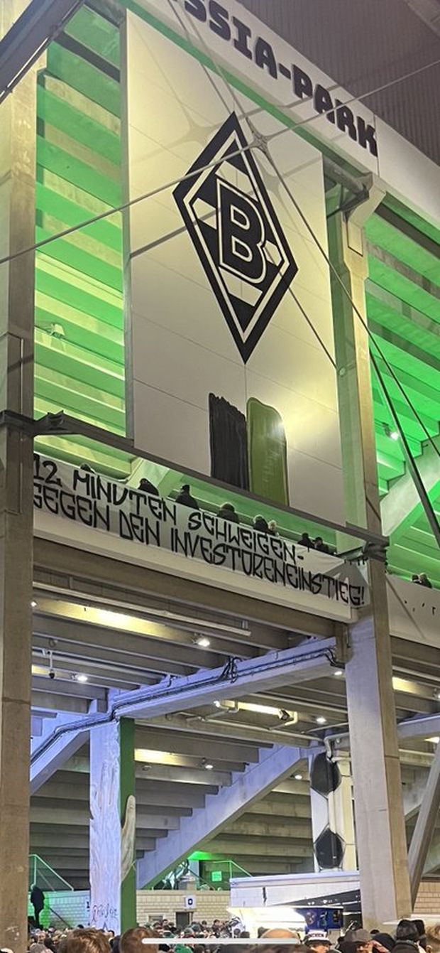 Pioggia di monetine di cioccolato: i tifosi del Borussia Gladbach protestano in modo originale- immagine 2