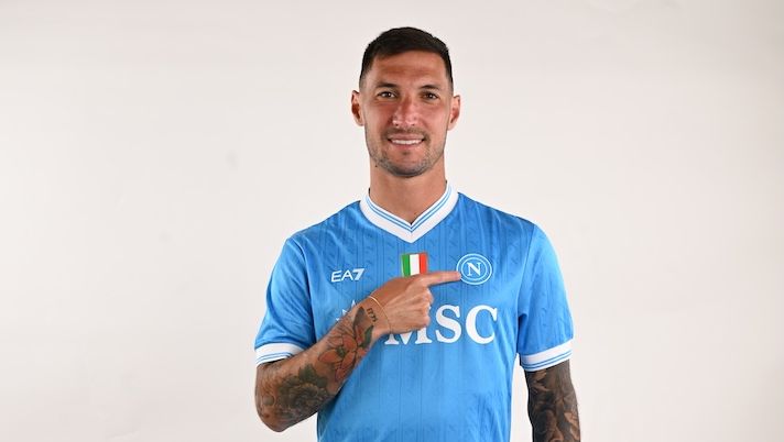 NAPLES, ITALY - AUGUST 26: Matteo Politano of SSC Napoli poses during the club’s official media day with the SSC Napoli Home Jersey 2025/26 Serie A season in Naples, Italy. (Photo by SSC NAPOLI/SSC NAPOLI via Getty Images) Da Politano e Dia a K. Thuram, McTominay, Loftus, Lookman e Gosens: sette scambi da non fare - immagine 1