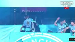 Grealish vola dal pullman durante la festa del Manchester City | VIDEO