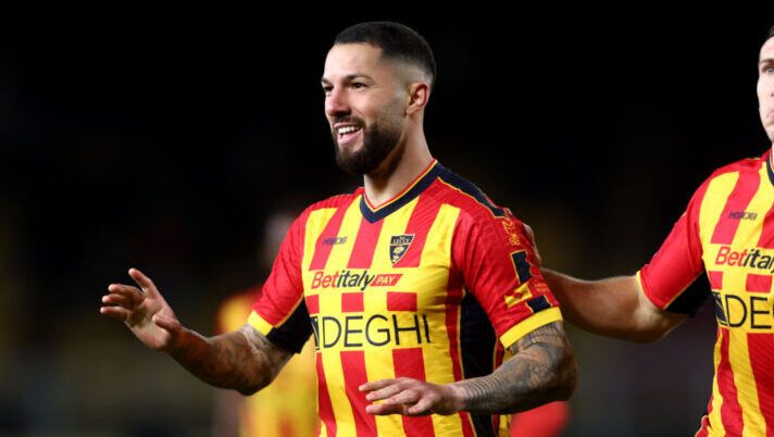 LECCE, ITALY - DECEMBER 21: Tete Morente of Lecce celebrates after scoring his team's equalizing goal during the Serie A match between Lecce and SS Lazio at Stadio Via del Mare on December 21, 2024 in Lecce, Italy. (Photo by Maurizio Lagana/Getty Images) Lecce, da Helgason e Morente a Krstovic: cosa filtra sulla formazione di Giampaolo - immagine 1