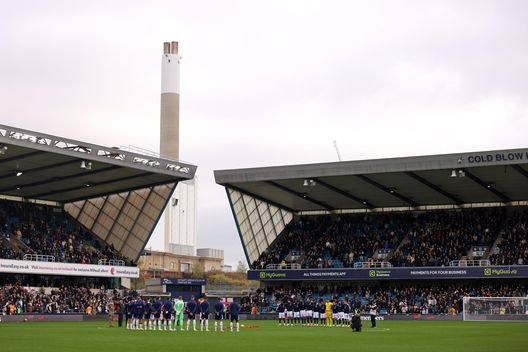 The Den, stadio del Millwall - Ph Getty Images L’angolo della Premier: stop Arsenal, Slot se la prende con il guardalinee. A Millwall volano uova- immagine 4