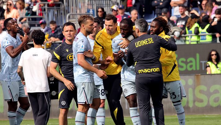 CAGLIARI, ITALY - MAY 09: reactions on the pitch between the two teams at the end of the match during the Serie A match between Cagliari Calcio and Udinese Calcio at Stadio Sant'Elia on May 09, 2026 in Cagliari, Italy. (Photo by Enrico Locci/Getty Images) Davis denuncia: “Codardo razzista”. Dossena si difende: Cagliari-Udinese, è caos - immagine 1