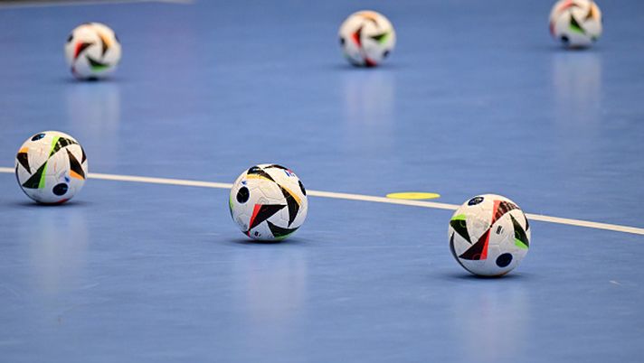 GOEPPINGEN, GERMANY - JANUARY 31: Several match balls lie on the court prior to the UEFA Futsal EURO Qualifier between Germany and Ukraine at EWS Arena on January 31, 2025 in Goeppingen, Germany. (Photo by Sebastian Widmann/Getty Images for DFB) Ha lasciato il Benfica e sceglie per vendetta lo Sporting Lisbona: colpo grosso nel calcio a 5 - immagine 1