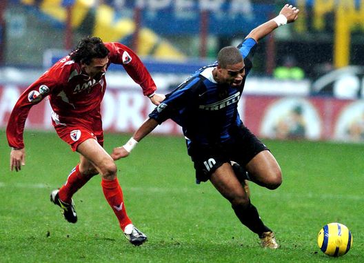 MILANO, ITALIA - 10 NOVEMBRE: Leite Adriano #10 dell'Inter e Jonatan Binotto #14 del Bologna lottano per il pallone durante la loro partita del 10 novembre 2004 a Milano, Italia. (Foto di New Press/Getty Images) Binotto giovanili SPAL