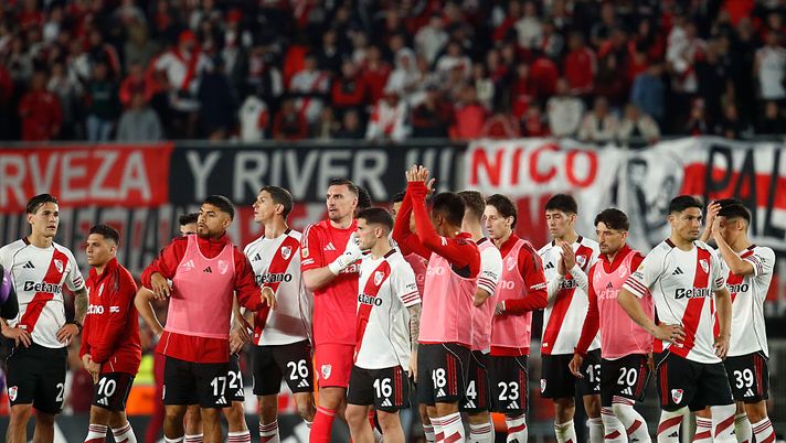 BUENOS AIRES, ARGENTINA - NOVEMBER 2: Players of River Plate leave the field at the end of a 0-1 loss in the Torneo Clausura Betano 2025 match between River Plate and Gimnasia y Esgrima La Plata at Estadio Mas Monumental Antonio Vespucio Liberti on November 2, 2025 in Buenos Aires, Argentina. (Photo by Marcos Brindicci/Getty Images) River Plate, niente ritiro al Monumental per colpa… di Dua Lipa- immagine 2