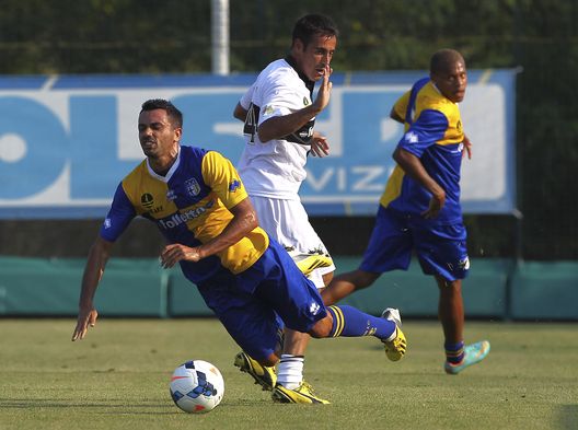 COLLECCHIO, ITALY - JULY 21: Raffaele Palladino of Parma FC competes for the ball with Marco Marchionni (R) during FC Parma Training Session at the club's training ground on July 21, 2013 in Collecchio, Italy. (Photo by Marco Luzzani/Getty Images) Marchionni a VN: “Vi racconto Palladino. Lo conosco, non si farà sfuggire la chance”- immagine 2