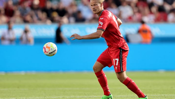 LEVERKUSEN, GERMANY - AUGUST 13: Joel Pohjanpalo of Leverkusen runs with the ball during the Bundesliga match between Bayer 04 Leverkusen and FC Augsburg at BayArena on August 13, 2022 in Leverkusen, Germany. (Photo by Christof Koepsel/Getty Images)  Calciomercato, Pedullà: “Palermo-Pohjanpalo? 80% di possibilità. Trattativa vicina” - immagine 1