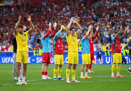 I giocatori dell'Ucraina salutano i tifosi, dopo l'eliminazione da EURO 2024 . (Foto di Clive Mason/Getty Images) calcio ucraino