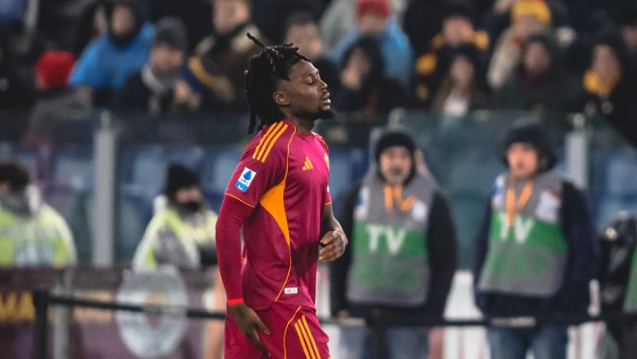 ROME, ITALY - JANUARY 25: Manu Kone of AS Roma injured during the Serie A match between AS Roma and AC Milan at Stadio Olimpico on January 25, 2026 in Rome, Italy. (Photo by Fabio Rossi/AS Roma via Getty Images) UFFICIALE – Roma, tegola per Kone: c’è lesione! Salta il Napoli? - immagine 1