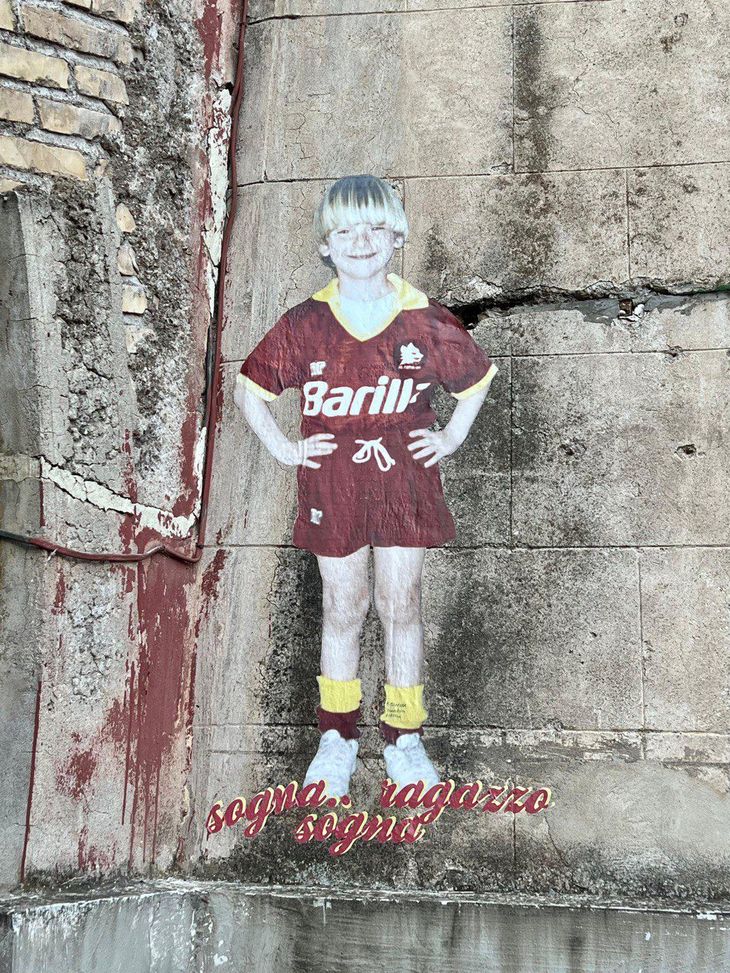 Roma, alla Garbatella spuntano due nuovi murales per De Rossi: “Sogna ragazzo sogna” Roma, alla Garbatella spuntano due nuovi murales per De Rossi: “Sogna ragazzo sogna” - immagine 1