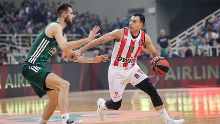 ATHENS, GREECE - DECEMBER 30: Kostas Sloukas, #11 of Olympiacos Piraeus in action during the 2022-23 Turkish Airlines EuroLeague Regular Season Round 16 game between Panathinaikos Athens and Olympiacos Piraeus at OAKA on December 30, 2022 in Athens, Greece. (Photo by Panagiotis Moschandreou/Euroleague Basketball via Getty Images)