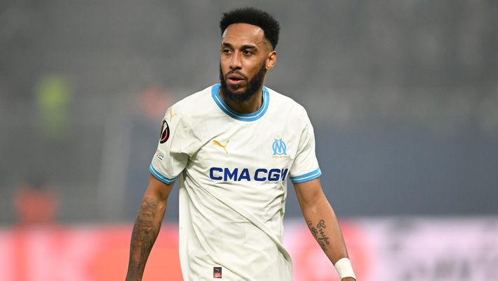 HAMBURG, GERMANY - FEBRUARY 15: Pierre-Emerick Aubameyang of Marseille looks on during the UEFA Europa League 2023/24 Knockout Round Play-offs First Leg match between FC Shakhtar Donetsk and Olympique de Marseille at Volksparkstadion on February 15, 2024 in Hamburg, Germany. (Photo by Stuart Franklin/Getty Images) De Zerbi avrà una nuova punta: Aubameyang ritorna al Marsiglia - immagine 1