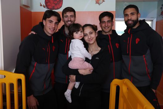 Milan, doni e sorrisi: Gabbia e Loftus-Cheek fanno visita alla Pediatria di Varese- immagine 2