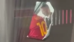 VIDEO – Passione ad alta quota: un pilota d’aereo indossa la maglia di Totti