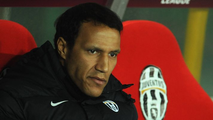 TURIN, ITALY - FEBRUARY 25: Jonathan Zebina of Juventus sits on the bench prior to the UEFA Europa League Round 32 second leg match between Juventus and Ajax on February 25, 2010 in Turin, Italy. (Photo by Valerio Pennicino/Getty Images) Zebina: “Calciopoli? Non finiremo mai di parlarne. E’ andata così ma quei trofei li sento miei” - immagine 1