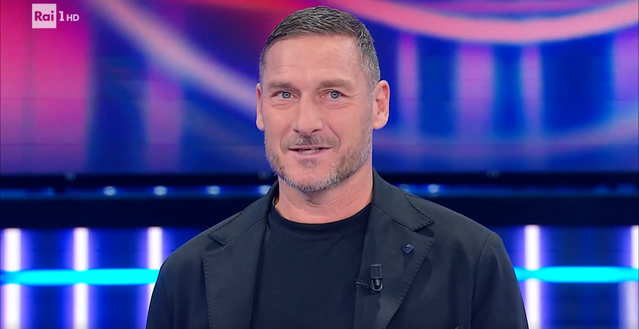 Totti giudice a ‘Tali e Quali’, dagli sketch con Malgioglio alle battute sugli artisti- immagine 2