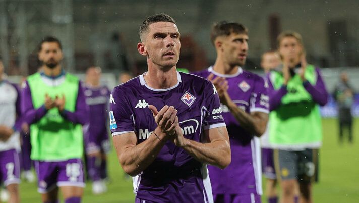 FLORENCE, ITALY - SEPTEMBER 13: Robin Gosens of ACF Fiorentina greets the fans after during the Serie A match between ACF Fiorentina and SSC Napoli at Artemio Franchi on September 13, 2025 in Florence, Italy. (Photo by Gabriele Maltinti/Getty Images) Fiorentina, le condizioni di Gosens verso il Sassuolo: come sta, questo il suo obiettivo - immagine 1