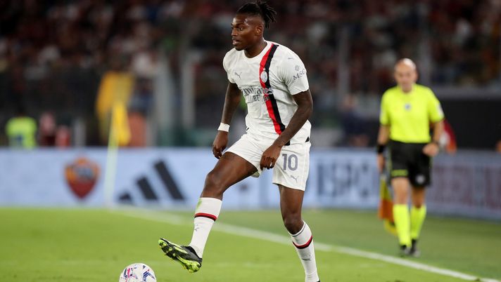 ROME, ITALY - SEPTEMBER 01: Rafael Leao of AC Milan controls the ball during the Serie A TIM match between AS Roma and AC Milan at Stadio Olimpico on September 01, 2023 in Rome, Italy. (Photo by Paolo Bruno/Getty Images) Leao Roma-Milan Seire A 2023-2024