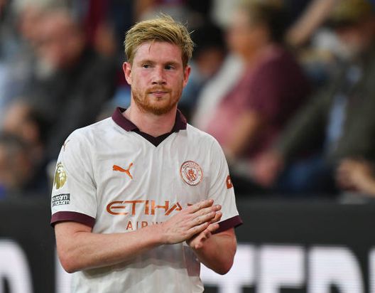 BURNLEY, ENGLAND - AUGUST 11: Manchester City's Kevin De Bruyne during the Premier League match between Burnley FC and Manchester City at Turf Moor on August 11, 2023 in Burnley, England. (Photo by Dave Howarth - CameraSport via Getty Images) De Bruyne diventa writer di Drake? La foto che ha scatenato i social!- immagine 2
