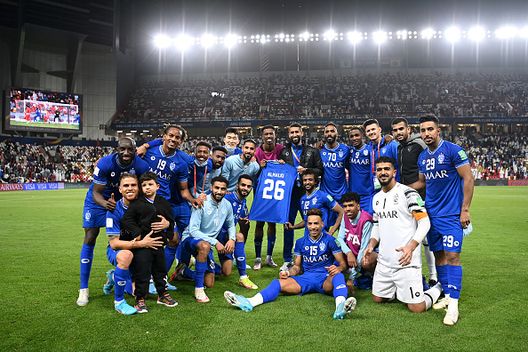 I giocatori dell'Al Hilal posano per una foto dopo la vittoria della loro squadra durante la partita del 2° turno della Coppa del mondo per club FIFA UAE 2021 tra Al Hilal e Al Jazira allo stadio Mohammed Bin Zayed il 6 febbraio 2022 ad Abu Dhabi, Emirati Arabi Uniti Pioli e CR7 contro Jesus e Koulibaly: domani alle 20, il Derby di Riyadh fra Al Hilal e Al Nassr- immagine 11