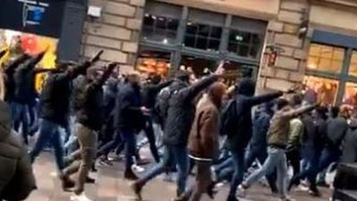 Derby della Capitale, agguato dei romanisti ai laziali rientrati da Glasgow - immagine 1