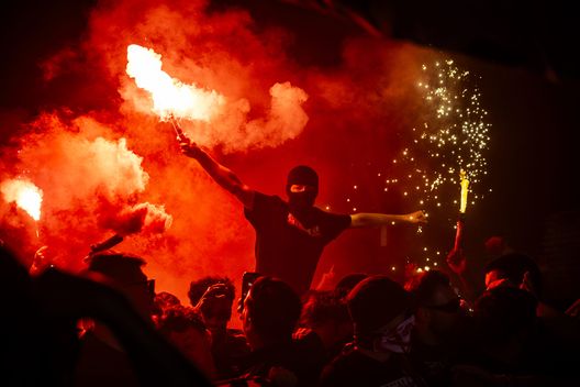 LONDRA, INGHILTERRA - 29 APRILE: I tifosi dell'Arsenal, parte dell''Ashburton Army', accendono i razzi all'interno del 'Tunnel', fuori dallo stadio, prima della semifinale di andata della UEFA Champions League 2024/25 tra Arsenal FC e Paris Saint-Germain all'Emirates Stadium, il 29 aprile 2025 a Londra, Inghilterra. (Foto di Justin Setterfield/Getty Images) PSG Inter tifoserie