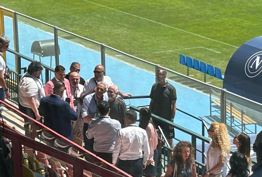 GALLERY De Laurentiis gioioso, selfie e risate coi tifosi sugli spalti - immagine 3