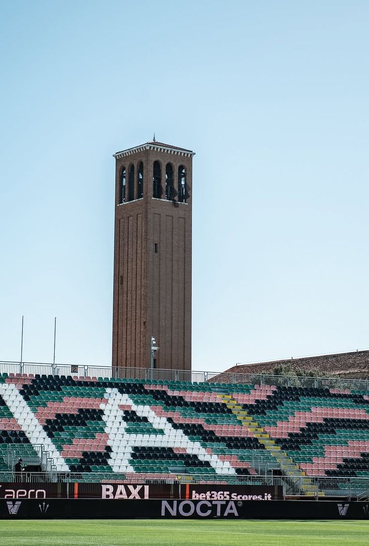 Il Napoli ha postato su Instagram delle meravigliose foto dello Stadio Pierluigi Penzo, teatro della sfida di Venezia che comincerà alle 12:30.