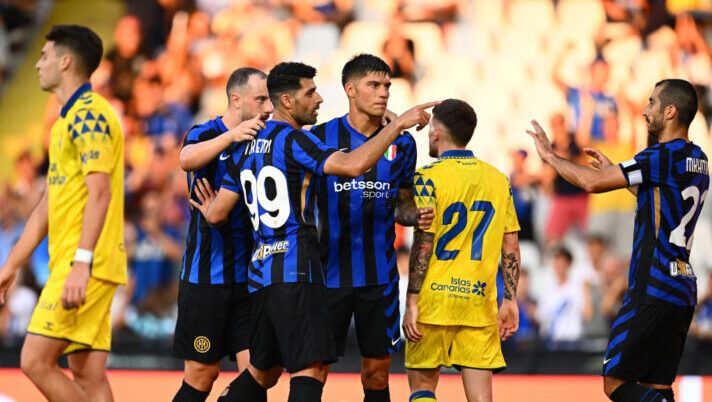 CESENA, ITALY - JULY 27: Mehdi Taremi of FC Internazionale celebrates with team-mates after scoring the goal during the Pre-season Friendly match between FC Internazionale and las Palmas at Dino Manuzzi Stadium on July 27, 2024 in Cesena, Italy. (Photo by Mattia Ozbot - Inter/Inter via Getty Images) Inter, ecco i segnali dal 3-0 al Las Palmas: Taremi show e che gol Dimarco! Martinez e Zielinski… - immagine 1