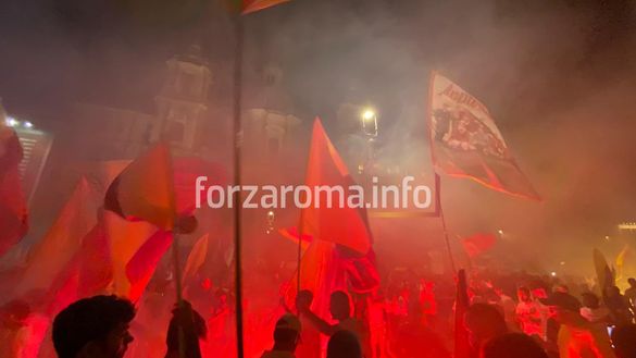 Festa Roma per i 98 anni: diecimila tifosi in corteo tra cori e bandiere – LIVE- immagine 5