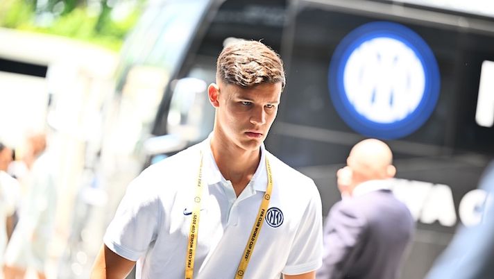 CHARLOTTE, NORTH CAROLINA - JUNE 30: Valentin Carboni of FC Internazionale arrives at the stadium prior to the FIFA Club World Cup 2025 round of 16 match between FC Internazionale Milano and Fluminense FC at Bank of America Stadium on June 30, 2025 in Charlotte, North Carolina. (Photo by Mattia Ozbot - Inter/Inter via Getty Images) Valentin Carboni sta per lasciare l’Inter: trasferimento a un passo, come funziona il prestito - immagine 1
