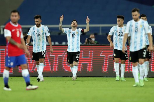 RIO DE JANEIRO, BRASILE - 14 GIUGNO: Lionel Messi esulta dopo aver segnato il gol durante la partita del Gruppo A della Copa America 2021 tra Argentina e Cile all'Estadio Olímpico Nilton Santos. (Foto di Buda Mendes/Getty Images) Storie di eroi e leggende: i 5 momenti indimenticabili di Cile-Argentina- immagine 5
