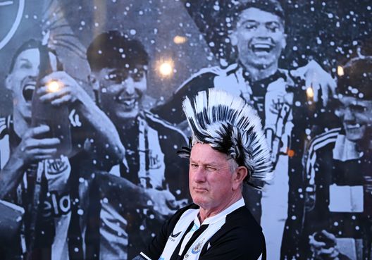 Un tifoso del Newcastle United con una cresta bianca e nera posa per una foto fuori dallo stadio prima della partita di Premier League contro il Brentford FC a St James' Park, il 2 aprile 2025 a Newcastle upon Tyne, Inghilterra. (Foto di Stu Forster/Getty Images) Gunners contro Magpies: la storia dei soprannomi di Arsenal-Newcastle- immagine 3