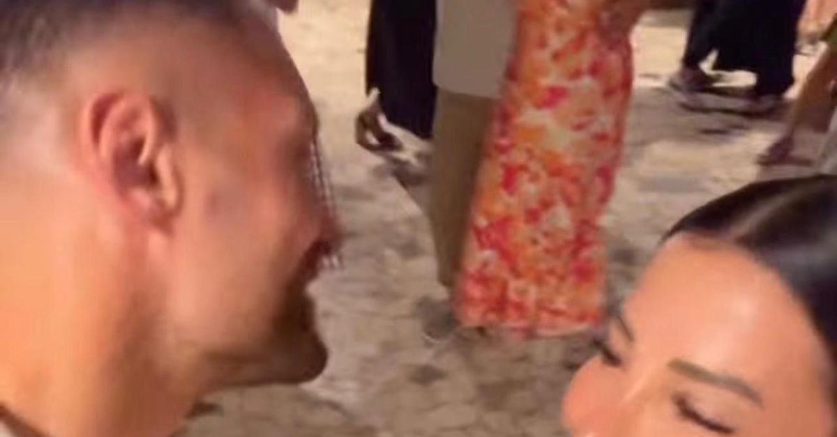 VIDEO / Serata romantica in balera, Enza balla con il suo D’Ambrosio: “Meglio con il pallone” VIDEO / Serata romantica in balera, Enza balla con il suo D’Ambrosio: “Meglio con il pallone”