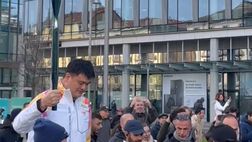 VIDEO/ La torcia olimpica passa sotto la sede dell’Inter: a portarla è Yao Ming