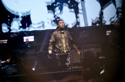 Liam Gallagher degli Oasis si esibisce sul palco durante la serata di apertura del loro Live 25' Tour al Principality Stadium il 4 luglio 2025 a Cardiff, Galles. (Foto di Gareth Cattermole/Getty Images) Com’era la Premier League l’ultima volta che gli Oasis hanno suonato a Manchester?- immagine 6
