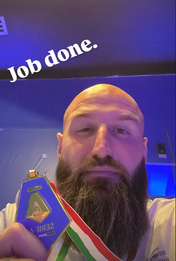 Coppa, sorrisi e sigari: gli azzurri festeggiano la Supercoppa! –  LE FOTO - immagine 10