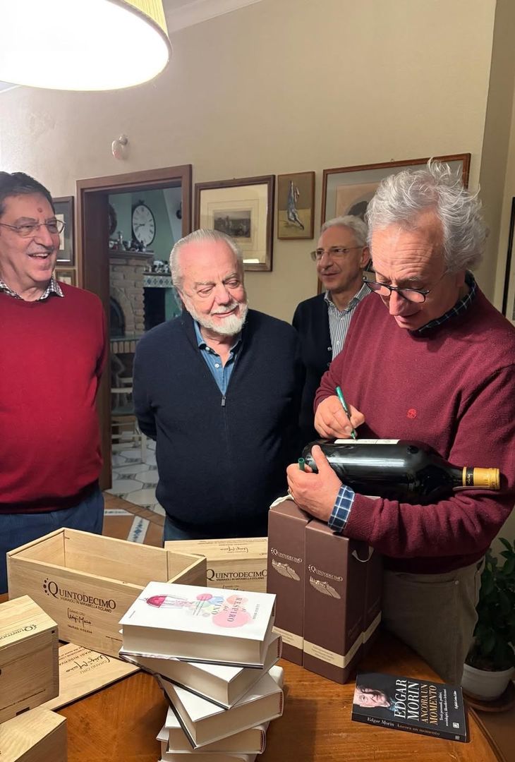 All'indomani del successo esterno col Genoa, giunto in extremis con il risultato di 2-3, Aurelio De Laurentiis, presidente del Napoli, si è recato assieme alla moglie Jacqueline a Mirabella Eclano, piccolo comune in provincia di Avellino, laddove ha visitato il vigneto locale, con tanto di degustazione di vini. Di seguito le foto pubblicate su Instagram dall'admin dell'account ufficiale del vigneto irpino.